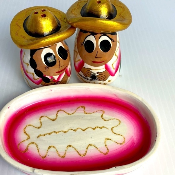 Senor and Senorita salt and pepper kitchy - Picture 4 of 4